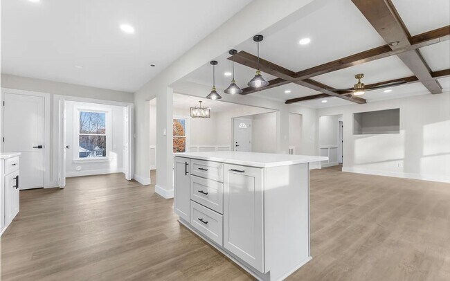 Building Photo - Move in Ready Stunning 4/3 Close To Everything In Greenville!