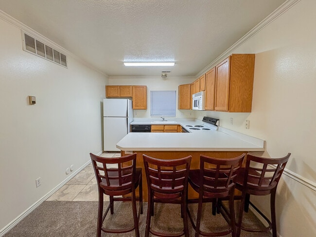 Building Photo - 1611 N Grandview Ln