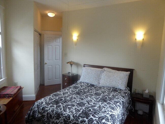 Building Photo - 1685 Crescent Pl NW