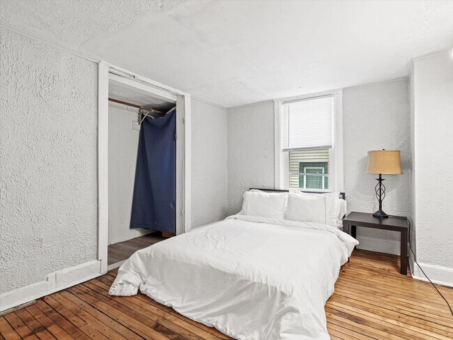 Building Photo - Updated 3 Bed / 1 Bath Duplex — Lower East...