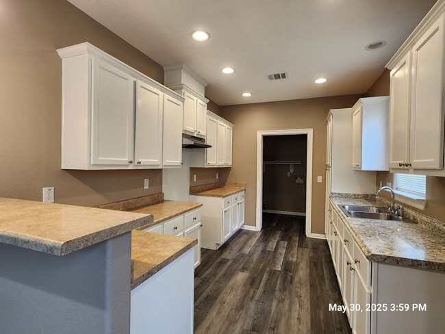Building Photo - 3 bedroom / 2 bath in 77630. Immediate mov...