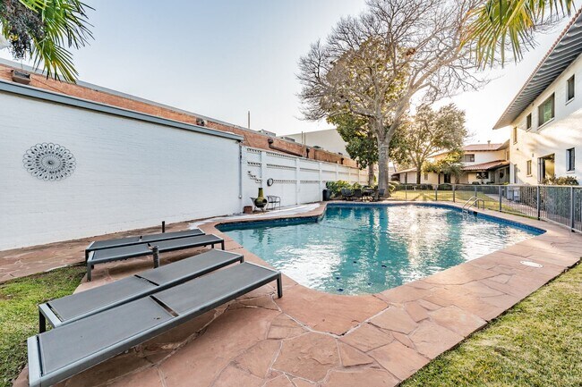 Building Photo - 2-bedroom, 2-bath condo located in the highly desirable Ridglea North neighborhood.