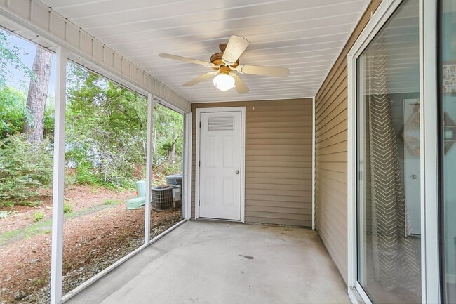 Building Photo - Spacious Townhome Prime Location!