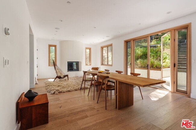 Building Photo - 1149 Old Topanga Canyon Rd