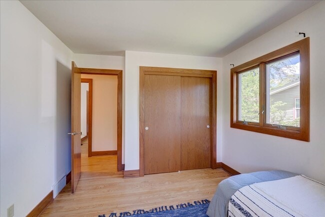 Building Photo - Move in Ready Hill Farms Ranch!