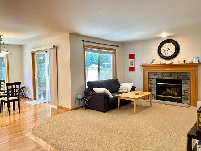 Building Photo - Spacious 4 bedrooms + Den, A/C! Pet(s)!