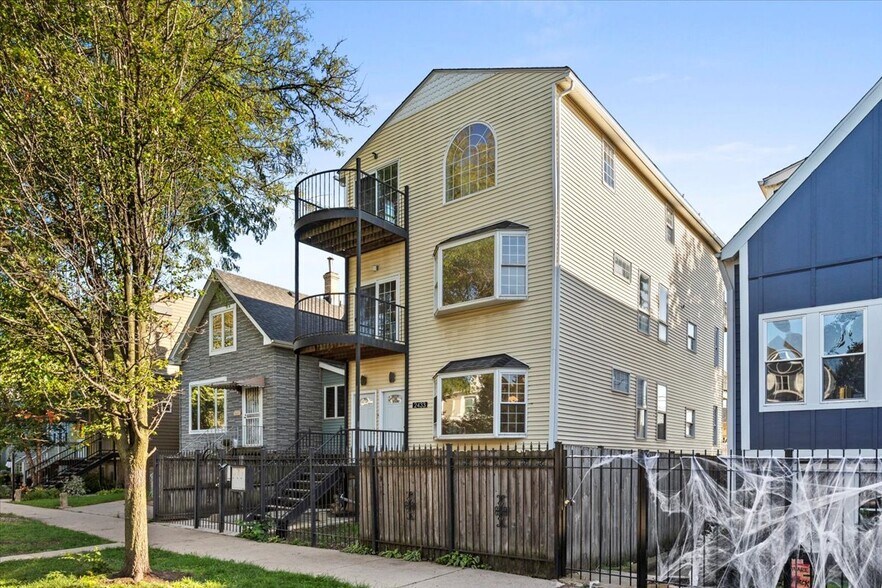 Building Photo - 2433 W Fletcher St