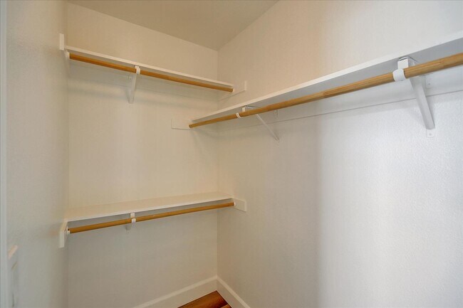 Building Photo - OPEN & SPACIOUS, 4 BEDROOM, 3 BATH 2 STORY...