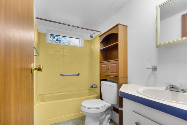 Building Photo - 220 Tree Ln