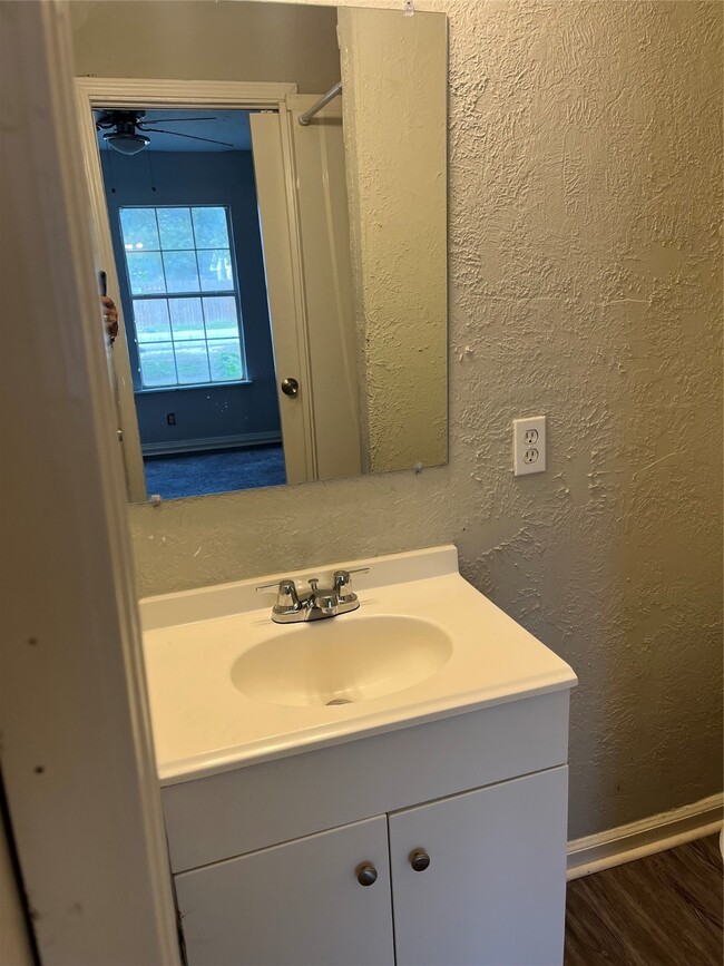 Building Photo - 10533 Barnham St