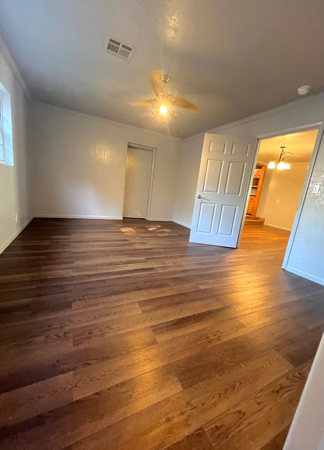 Building Photo - Remodeled Central Norman 3-bed 2-bath 2 Li...