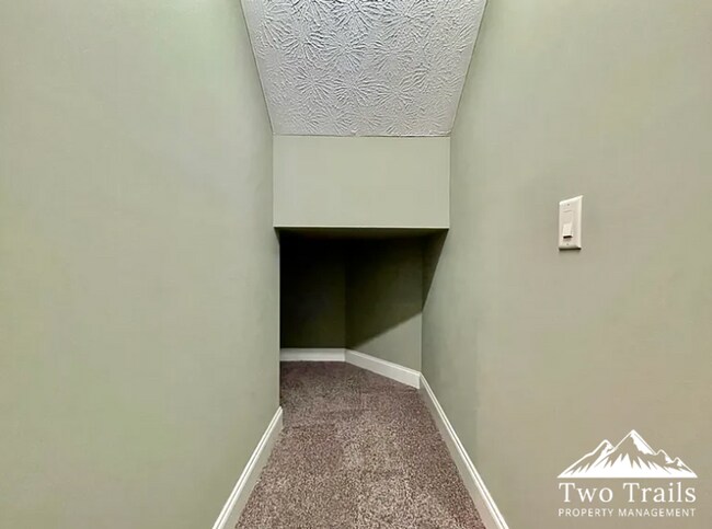 Building Photo - LUXURY MOUNTAIN LIVING IN GATED COMMUNITY