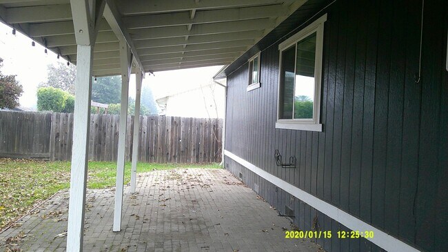 Building Photo - 945 Davis St