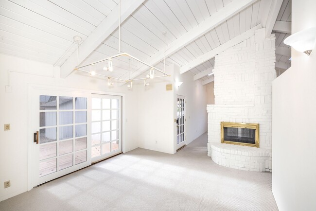 Building Photo - Charming 3 Bed, 2 Bath Single Story Home - Available Short Term!