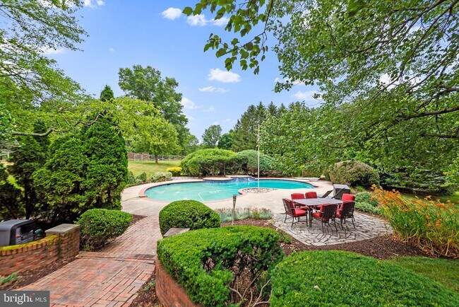 Building Photo - 1 Glenhurst Ct