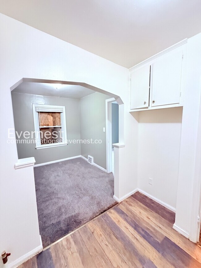 Building Photo - Charming Home with Detached Garage and Basement! | Pet Friendly