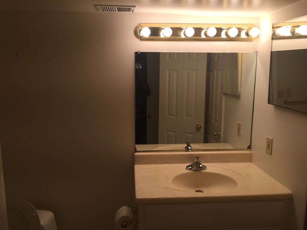 Bathroom 1C - 4300 Stablemere Ct