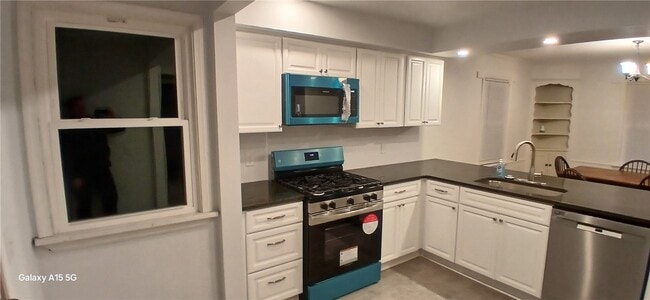 Building Photo - 183 Thorncliffe Dr