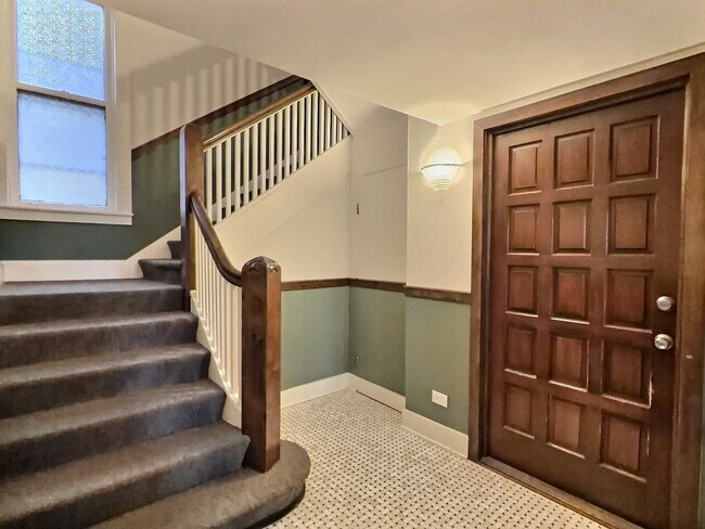 Building Photo - 2921 N Pine Grove Ave