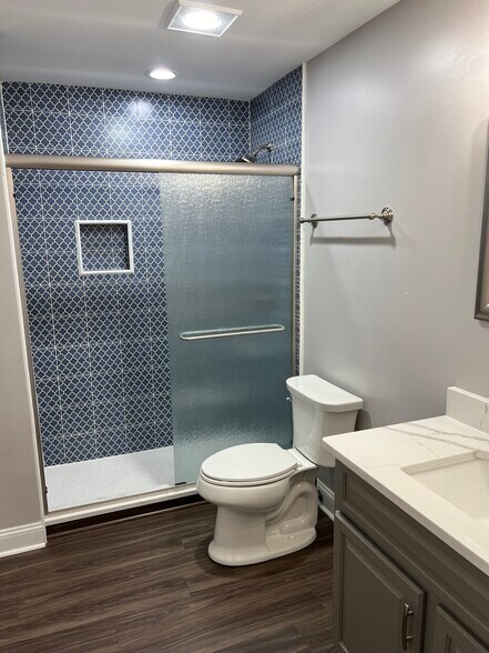 Full bath - 631 Bakewell St