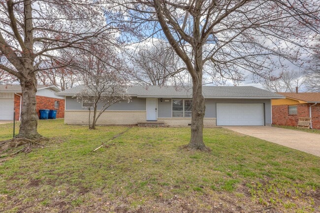 Building Photo - 2716 S Vermont Ave.