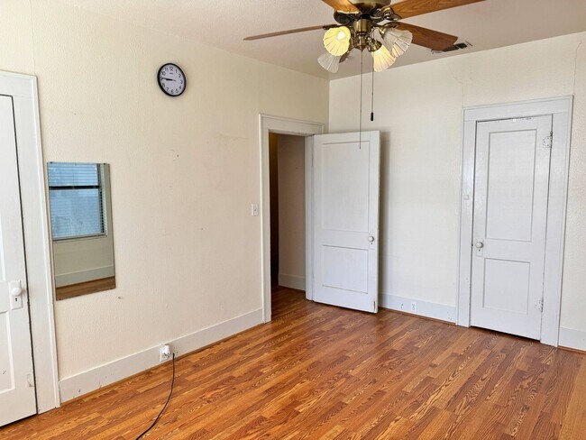 Building Photo - Adorable 3 Bed, 1 Bath Craftsman Home