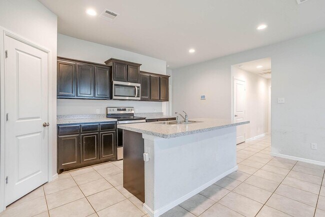 Building Photo - Nice 3 Bed, 2 Bath House in Creekside Esta...