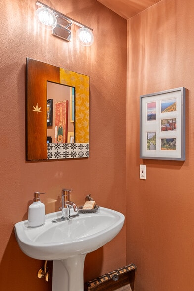 Building Photo - 2537 NW Upshur St