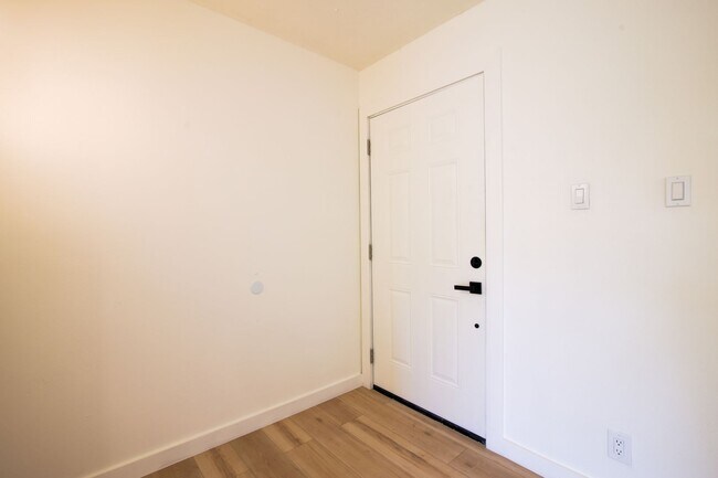 Building Photo - Beautiful 2-bedroom, 1-bathroom townhouse located in the vibrant city of El Paso