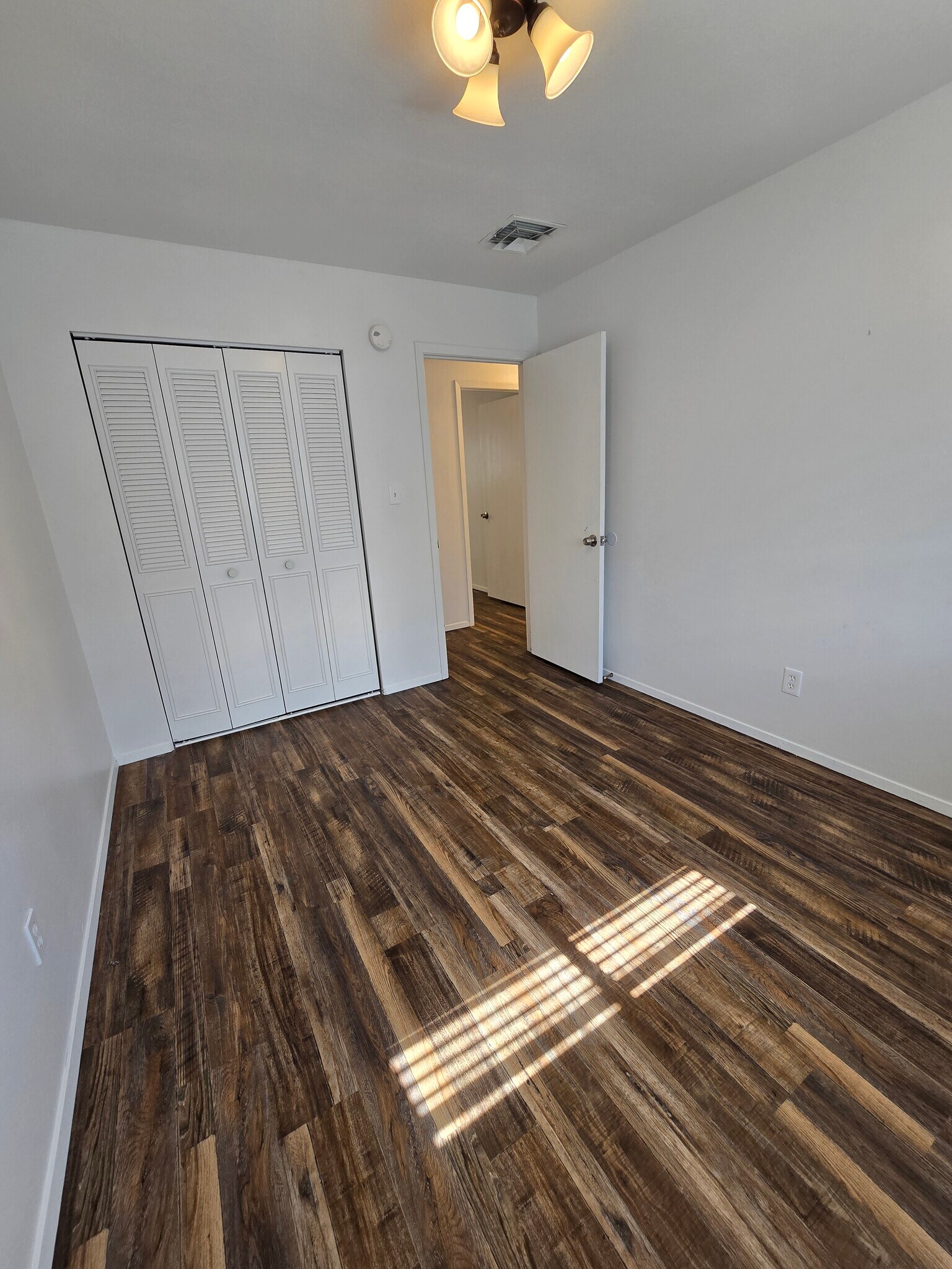 Building Photo - 805 Woodlawn Ave