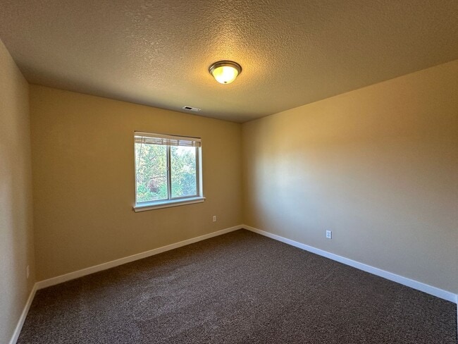 Building Photo - MOVE IN SPECIAL!  Remodeled 3 Bedroom / 2.5 Bathroom Home Southwest Redmond