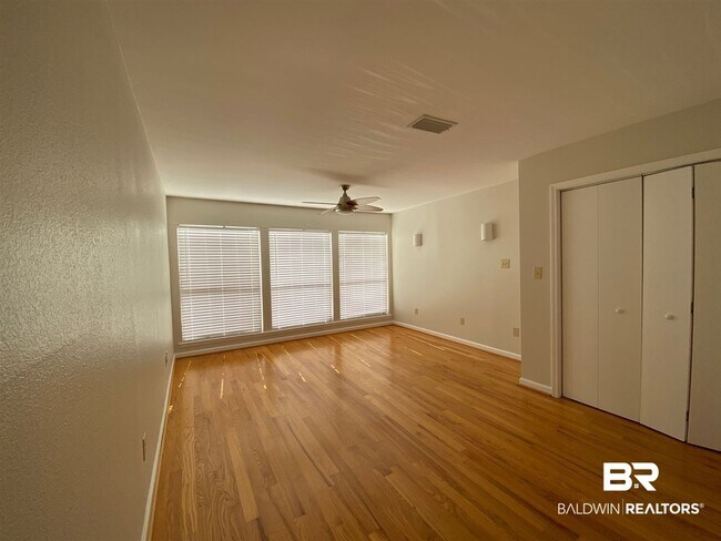 Building Photo - 710 S Mobile St
