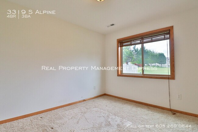 Building Photo - Perfect 4 bedroom 3 bathroom home 2200 sq ft!