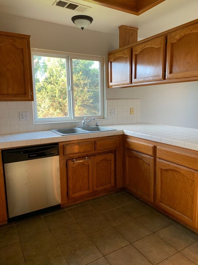 Building Photo - 3 Bedroom 2 Bath