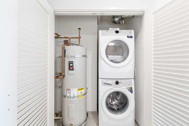 Building Photo - 2350 Sky Ala Moana West #2304