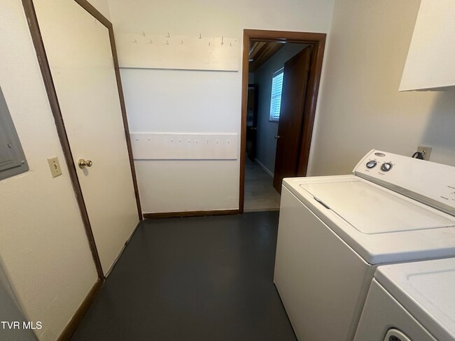 Building Photo - 3655 W Allens Bridge Rd