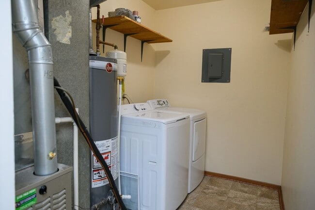 Building Photo - 2 bed 1 bath Duplex in Portage