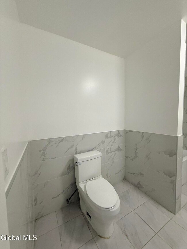 Building Photo - 5 Broadway