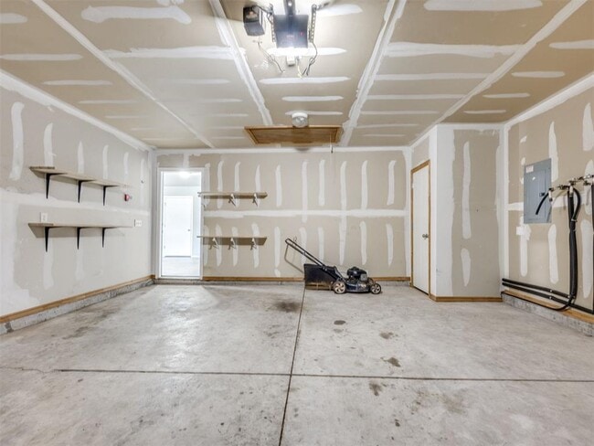 Building Photo - 609 E Linden Ln