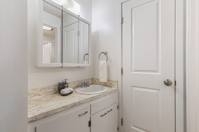 Building Photo - 15706 Ash Way