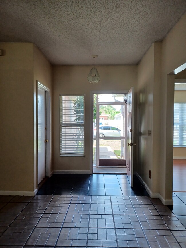 Building Photo - 464 Short Pine Cir