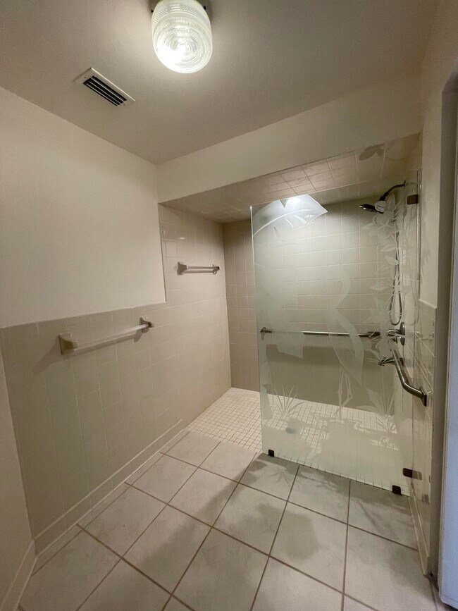 Building Photo - 613 Manatee Dr