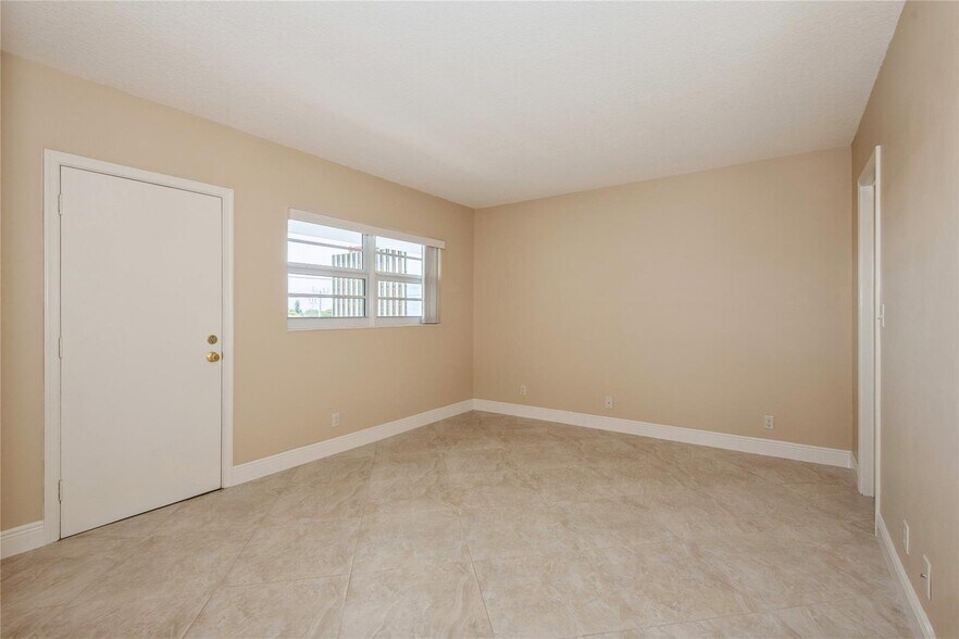 Building Photo - 5100 Bayview Dr