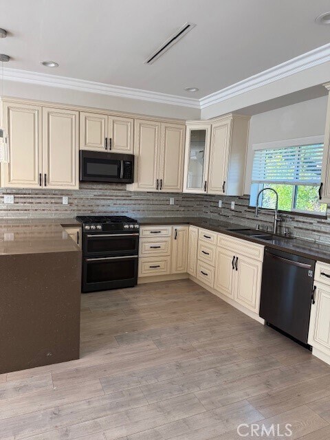 Building Photo - 17647 Hamlin St