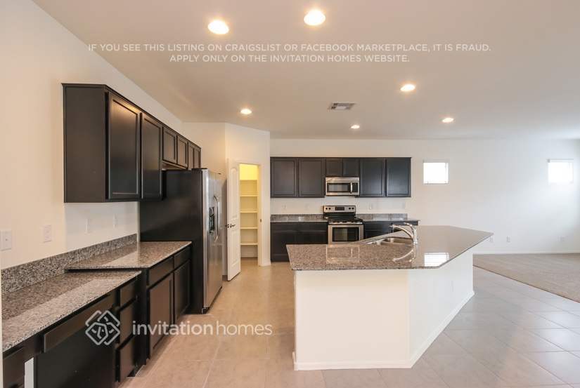 Building Photo - 1270 E Palomino Way