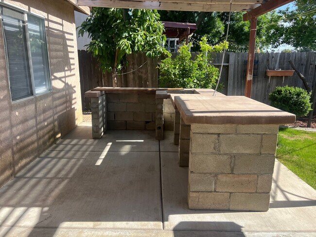 Building Photo - 608 Isla Bonita St