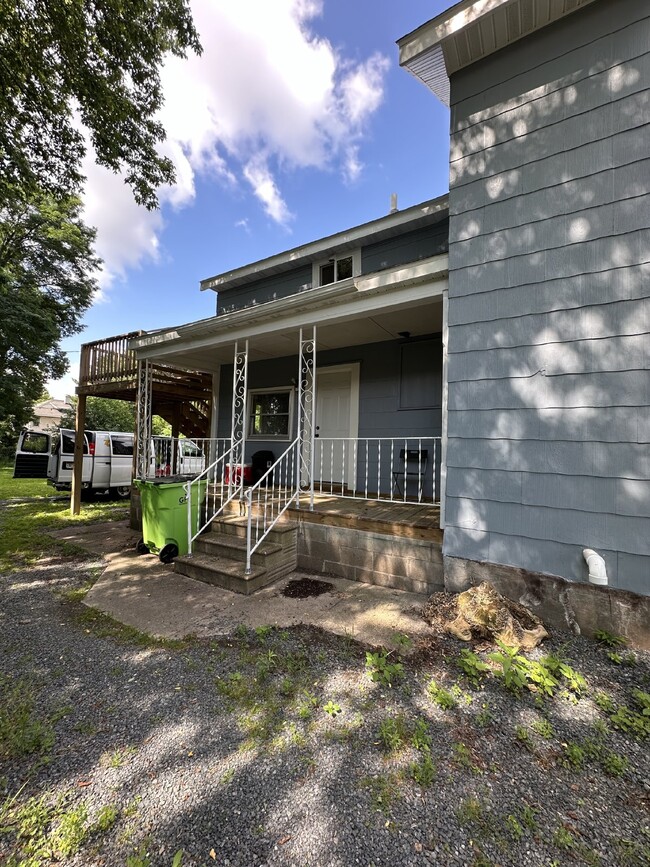 Building Photo - 3 bed 1 bath right next to UWEC! Available...