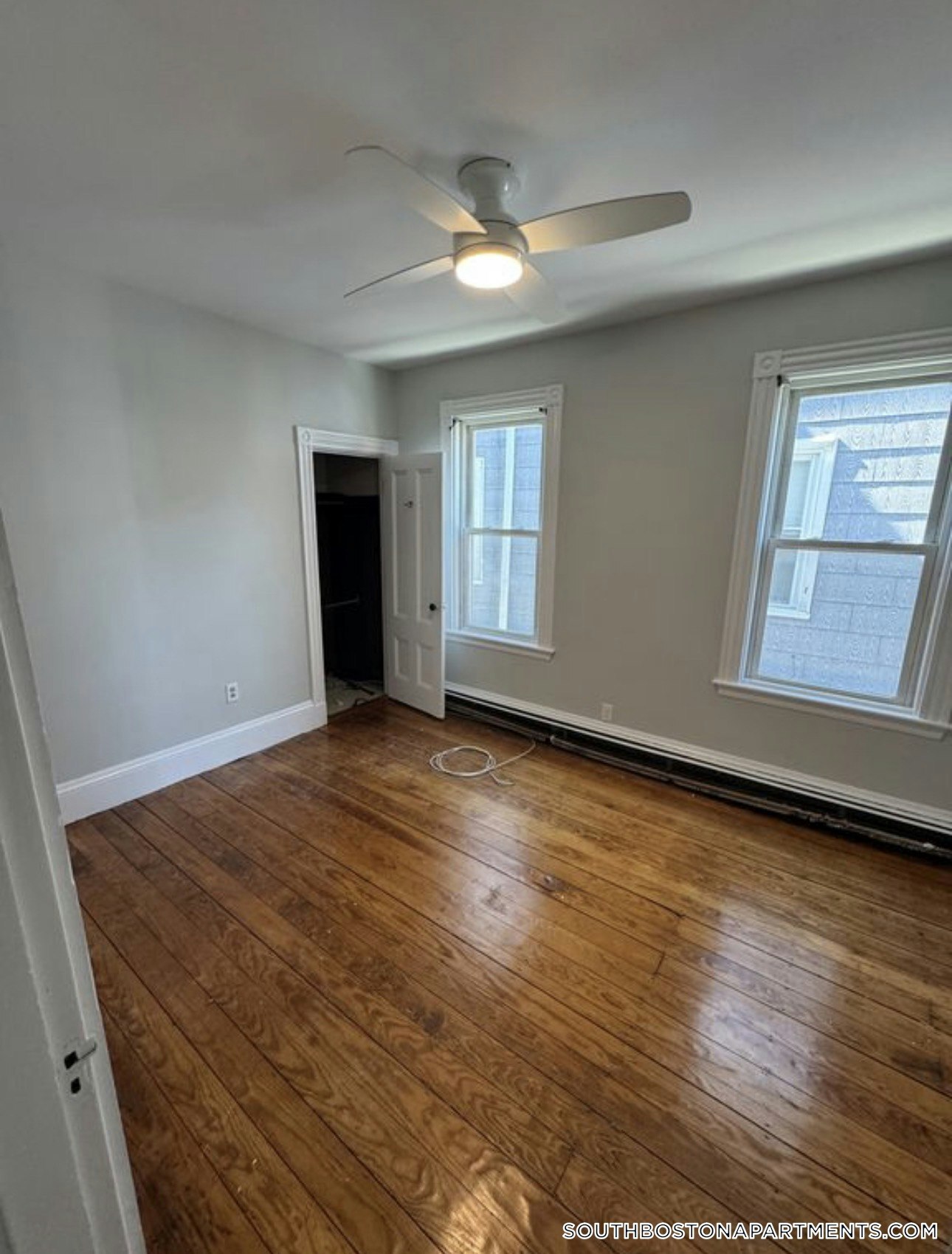 Building Photo - 883 E 4th St