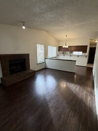 Building Photo - Lovely Updated 2-bedroom Unit Available NOW!