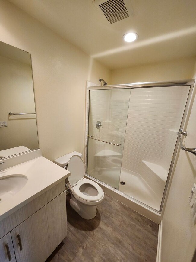 Building Photo - Gorgeous Tri-level Townhouse 3 beds 3 1/2 ...